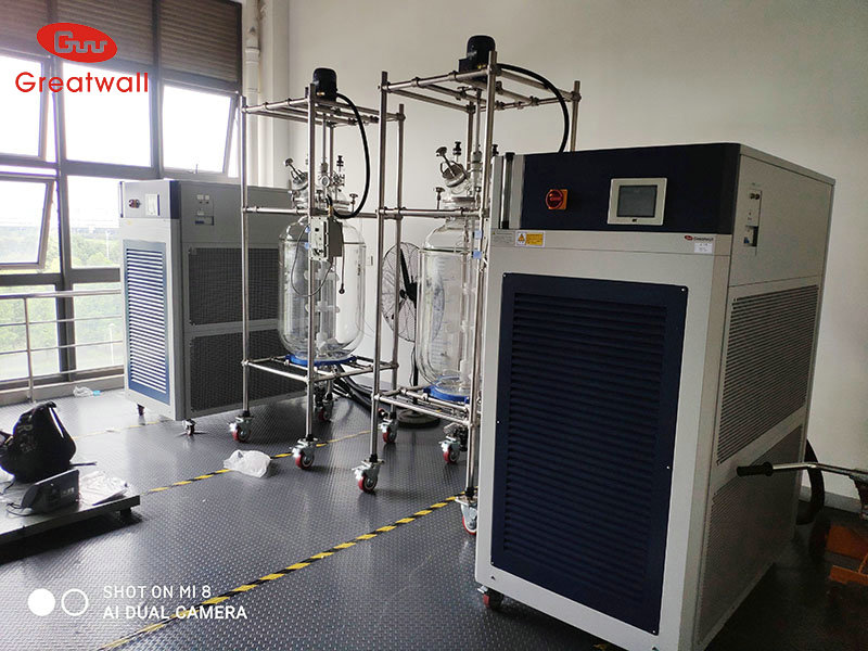 玻璃反應釜配套加熱制冷循環機清洗保養工作
