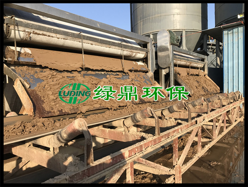 帶式壓濾機(jī)中間壓慮泥干而兩邊泥稀怎么回事?